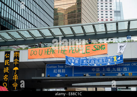 Hong Kong, Chine. 2 octobre, 2014. Les étudiants et d'autres partisans de la circulation centrale occupent les bureaux du gouvernement regroupées autour du domaine à Tamar. Toutes les routes de la région sont bloqués par la circulation et les transports publics. Credit : Kees Metselaar/Alamy Live News Banque D'Images