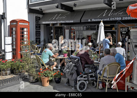 Pavement café Royaume-Uni avec des personnes mangeant à l'extérieur dans la High Street Stratford upon Avon Warwickshire Angleterre Royaume-Uni Banque D'Images