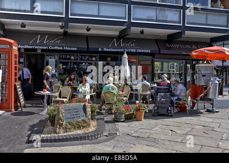 Pavement café Royaume-Uni avec des personnes mangeant à l'extérieur dans la High Street Stratford upon Avon Warwickshire Angleterre Royaume-Uni Banque D'Images