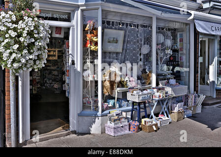 Boutique de cadeaux au Royaume-Uni. Exposition extérieure d'une boutique de souvenirs de touristes vendant des souvenirs dans la ville historique de Stratford-upon-Avon Warwickshire Angleterre Royaume-Uni. Banque D'Images