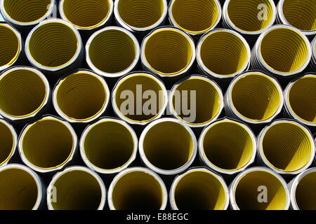 De nombreux tube ondulé jaune pour la pose des câbles électriques dans la cour Banque D'Images