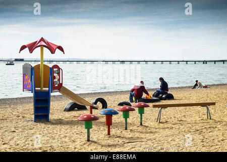 Une famille assis sur la plage de Jubilee à Southend, dans l'Essex. Banque D'Images