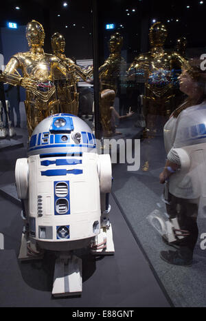 Bonn, Allemagne. 2Nd Oct, 2014. Un employé du musée ressemble à la C3PO (haut) et R2D2 du film Star Wars dans l'exposition 'l'espace' dans la Bundeskunsthalle de Bonn, Allemagne, 02 octobre 2014. L'exposition se poursuit jusqu'au 22 février 2015. Dpa : Crédit photo alliance/Alamy Live News Banque D'Images