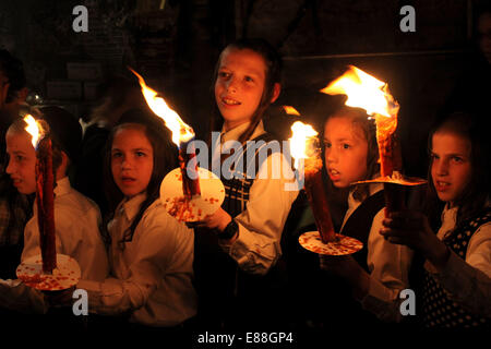 (141002) -- Jérusalem, le 2 octobre 2014 (Xinhua) - Les Juifs ultra-orthodoxes de célébrer et de mars au cours d'une cérémonie d'inauguration d'un nouveau rouleaux de la Torah à la Mea Shearim quartier de Jérusalem le 1 er octobre 2014, deux jours avant le jour de l'Expiation, ou Yom Kippour, le jour le plus saint du calendrier juif, qui commence au coucher du soleil ce vendredi. (Xinhua / Gil Cohen Magen) Banque D'Images