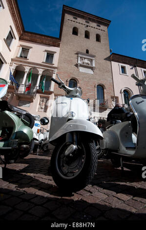 L'Italie, Lombardie, Crema, réunion du scooter Vespa Banque D'Images