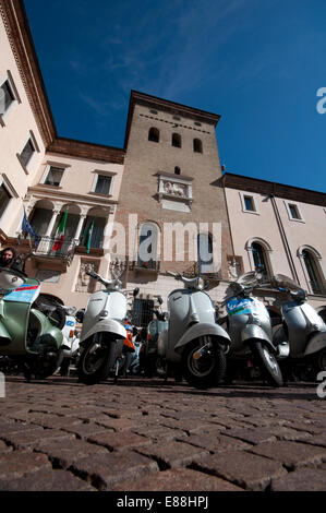 L'Italie, Lombardie, Crema, réunion du scooter Vespa Banque D'Images