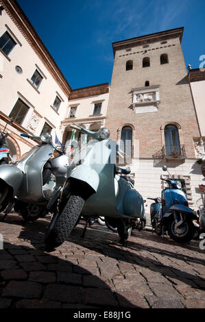 L'Italie, Lombardie, Crema, réunion du scooter Vespa Banque D'Images