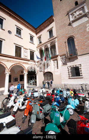 L'Italie, Lombardie, Crema, réunion du scooter Vespa Banque D'Images