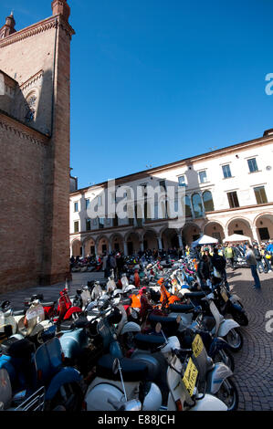 L'Italie, Lombardie, Crema, réunion du scooter Vespa Banque D'Images