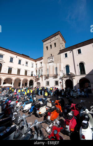 L'Italie, Lombardie, Crema, réunion du scooter Vespa Banque D'Images