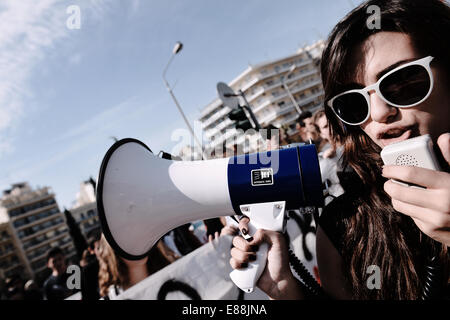 Thessalonique, Grèce. 2Nd Oct, 2014. Démonstration des étudiants en Grèce contre le nouveau plan gouvernemental pour les changements opérationnels dans les écoles secondaires et l'entrée dans les universités Crédit : Giannis Papanikos/Alamy Live News Banque D'Images