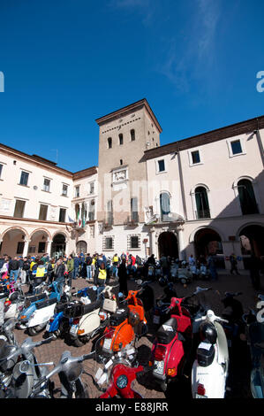 L'Italie, Lombardie, Crema, réunion du scooter Vespa Banque D'Images