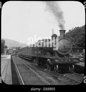 Highland Railway locomotive nombre 141 'Ballindalloch Château' avec un train de voyageurs à la gare de Pitlochry, l'Écosse. Banque D'Images