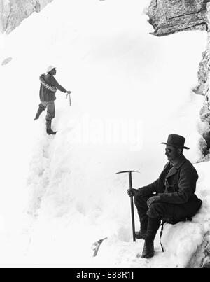 Deux Alpinistes sur l'ascension de l'Unter Gabelhorn en 1907. Guide de montagne Joseph Biner (à gauche) et Percy Lund (assis à droite). Banque D'Images