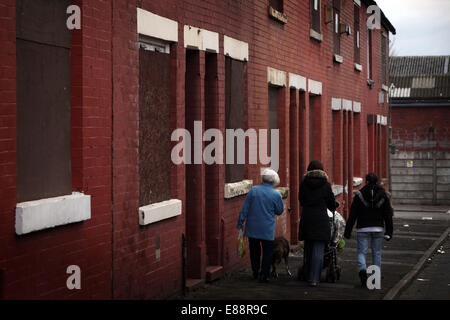 Marche des femmes et un enfant adopté barricadèrent maisons dans Beswick North Manchester UK Banque D'Images