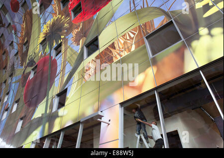 30 septembre 2014 - Rotterdam, Hollande méridionale, Pays-Bas, Holland - les travailleurs de la construction sont occupés avec le travail final dans le Markthal (halle) dans la ville Rotterdam...ou à l'intérieur des appartements et marché couvert appelé Markthal ( halle). L'impressionnant artwork sur le plafond, 11 000 m2, est par Arno Coenen. Le bâtiment est conçu par Winy Maas...la ville Rotterdam a récemment été nommé à la fois par le New York Times comme le guide de voyage Rough Guide de destination 2014 mustsee. Ce choix est dû en partie à la nouvelle Halle, qui a ouvert ses portes mercredi dernier, le premier d'octobre. Compter sur t Banque D'Images