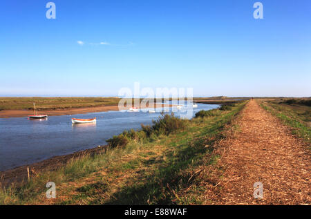 Une vue de la côte de Norfolk par Overy Creek à Burnham Overy, Norfolk, Angleterre, Royaume-Uni. Banque D'Images