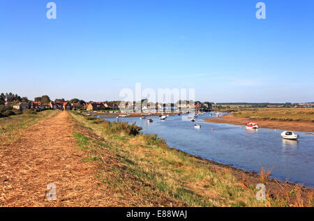 Une vue de la côte de Norfolk approche Chemin Burnham Overy Staithe, Norfolk, Angleterre, Royaume-Uni. Banque D'Images