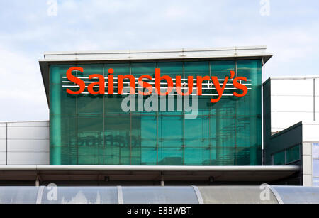 Un supermarché Sainsbury's Store Se connecter pour Norfolk dans un Retail Park. Banque D'Images