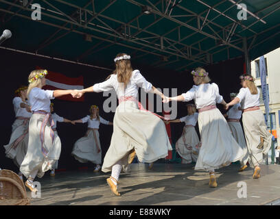 Bruxelles, Belgique - 21 septembre 2014 : Bruxelles danseurs Briseles Letton Latviesu Dejotaji dans open air show sur place historique Banque D'Images