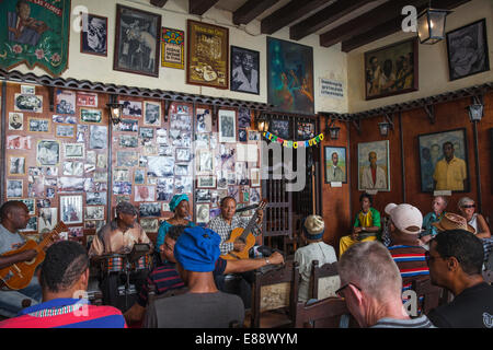 Trova musiciens à Casa de la Trova (poètes et chanteurs traditionnels house), Santiago de Cuba, Cuba, Antilles Banque D'Images