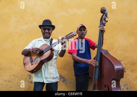 Des musiciens au centre historique, Santiago de Cuba, Santiago de Cuba Province, Cuba, Antilles, Caraïbes, Amérique Centrale Banque D'Images