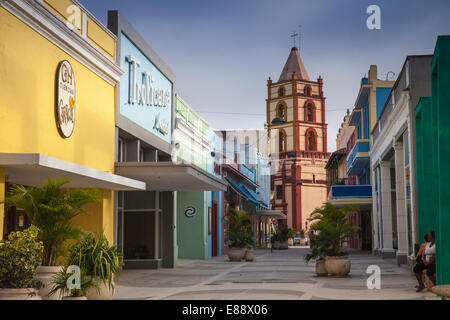 La rue piétonne menant à l'Iglesia de Nuestra Señora de la Soledad, Camaguey, la province de Camaguey, Cuba, Antilles, Caraïbes Banque D'Images