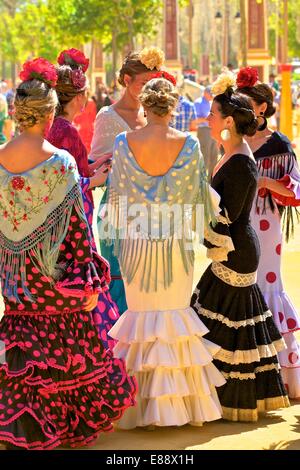 Groupe de femmes portant le costume traditionnel espagnol annuel, foire aux chevaux, Jerez de la Frontera, province de Cadiz, Andalousie, Espagne Banque D'Images