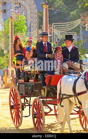 Les gens sur calèche, foire aux chevaux annuelle, Jerez de la Frontera, Cadiz Province, Andalusia, Spain, Europe Banque D'Images