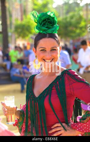 Femme en costume traditionnel espagnol annuelle, foire aux chevaux, Jerez de la Frontera, Cadiz Province, Andalusia, Spain, Europe Banque D'Images