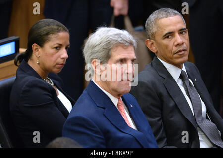 (L-R) Susan E. RICE, conseiller de sécurité nationale des Etats-Unis, John Kerry, secrétaire d'État américain et le président américain Barack Obama s'asseoir ensemble devant le président Obama donne aux remarques sur l'épidémie d'Ebola à l'Organisation des Nations Unies à New York, NY, le 25 septembre 2014. Crédit : Anthony Behar / Piscine / PAS DE CNP via SERVICE DE FIL Banque D'Images