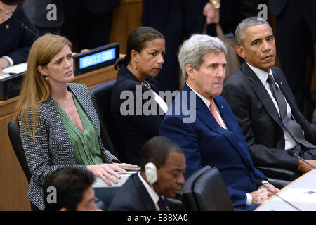 (L-R) l'Ambassadeur des Etats-Unis auprès de l'Organisation des Nations Unies Samantha Power, Susan E. RICE, conseiller de sécurité nationale des Etats-Unis, John Kerry, secrétaire d'État américain et le président américain Barack Obama s'asseoir ensemble devant le président Obama donne aux remarques sur l'épidémie d'Ebola à l'Organisation des Nations Unies à New York, NY, le 25 septembre 2014. Crédit : Anthony Behar / Piscine via CNP Banque D'Images