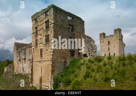 Château médiéval, tour est et le Manoir Tudor, Helmsley, Parc national du North Yorkshire, Yorkshire, Angleterre, Royaume-Uni Banque D'Images