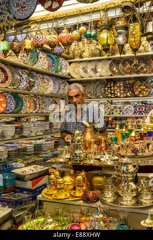 Vendeur (vendeur) de la céramique traditionnelle turque, verrerie et d'un plateau fixe dans sa boutique, Grand Bazar, Istanbul, Turquie, Europe Banque D'Images