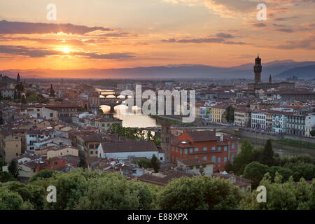 Avec Florence le Ponte Vecchio et le Palazzo Vecchio à partir de la Piazza Michelangelo, Florence, Site de l'UNESCO, Toscane, Italie Banque D'Images