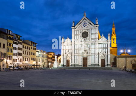 Nuit à l'église Santa Croce, Piazza Santa Croce, Florence, UNESCO World Heritage Site, Toscane, Italie, Europe Banque D'Images