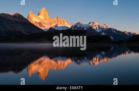 Le lever du soleil sur la montagne Fitz Roy, Laguna Capri, Parc National Los Glaciares, Site de l'UNESCO, Province de Santa Cruz, Argentine Banque D'Images