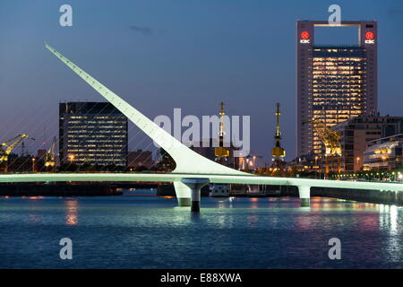 Puente de la Mujer (pont de la femme) au crépuscule, Puerto Madero, Buenos Aires, Argentine, Amérique du Sud Banque D'Images