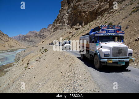 Escalade à Pang, les grandes boucles de Himalaya l'autoroute, le long de la rivière Zanskar, Tsarab d'atteindre la route de Manali à Leh, Inde, Asie Banque D'Images