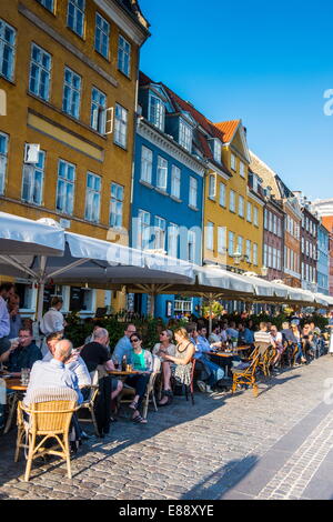 Restaurants dans la région de Nyhavn, 17ème siècle, au bord de l'Copernhagen, Danemark, Scandinavie, Europe Banque D'Images