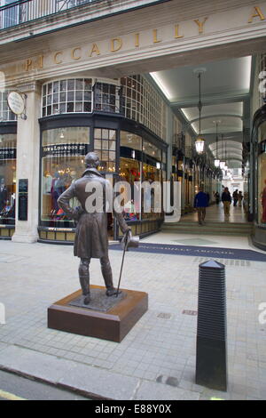 La Cour statue et Piccadilly, Londres, Angleterre, Royaume-Uni, Europe Banque D'Images