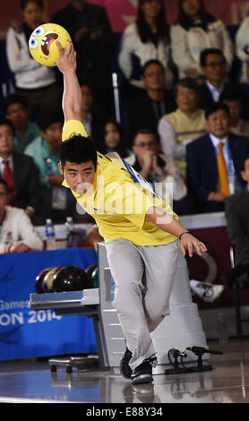 Incheon, Corée du Sud. 2Nd Oct, 2014. Jongwoo Park de Corée du Sud est en concurrence au cours de la Men's masters escabeau final du bowling à la 17e Jeux asiatiques à Anyang, Corée du Sud, le 2 octobre 2014. © Wang Peng/Xinhua/Alamy Live News Banque D'Images