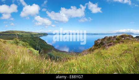 Donnant sur le Loch Snizort des falaises de Score Horan sur le littoral Waternish sur l'île de Skye, les Highlands écossais, Banque D'Images