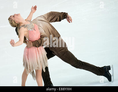 Kaitlyn Weaver et Andrew Poje du Canada en compétition pour l'Nebelhorn-Trophy à Oberstdorf, Allemagne, 27 septembre 2014. PHOTO : NICOLAS ARMER/DPA Banque D'Images