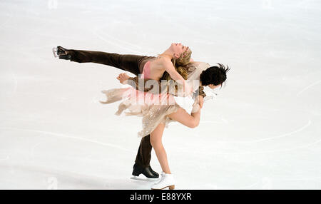 Kaitlyn Weaver et Andrew Poje du Canada en compétition pour l'Nebelhorn-Trophy à Oberstdorf, Allemagne, 27 septembre 2014. PHOTO : NICOLAS ARMER/DPA Banque D'Images
