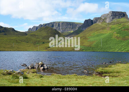 Loch Langaig à Dunans avec les sommets de Meall Sgurr na Suiramach et Mor dans la distance. Flodigarry (Flodaigearraidh) près de S Banque D'Images