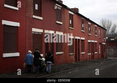 Marche des femmes et un enfant adopté barricadèrent maisons dans Beswick North Manchester UK Banque D'Images