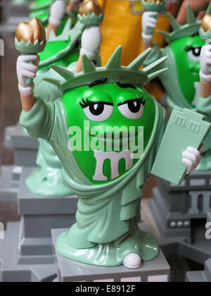 Le personnage vert en plastique comme Statue de la liberté d'affichage, les distributeurs de bonbons M&M's World Store, Times Square, NYC Banque D'Images