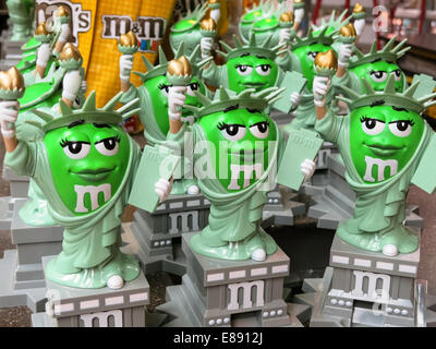 Le personnage vert en plastique comme Statue de la liberté d'affichage, les distributeurs de bonbons M&M's World Store, Times Square, NYC Banque D'Images