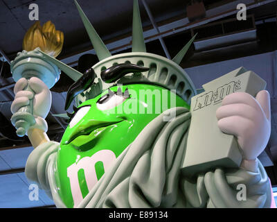 Le personnage vert en plastique comme Statue de la liberté, distributeur de bonbons M&M's World Store, Times Square, NYC Banque D'Images